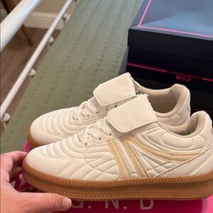 GND Chic White Sneakers with Tan Soles